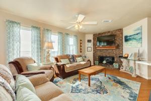 ein Wohnzimmer mit Couch und Kamin in der Unterkunft 8 Sides of Sunshine 3 Ensuite Bedrooms Surf Spot in Surfside Beach + 35 Fotos