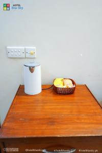 Blue Sky Hotel Clifton 2 في كراتشي: طاولة عليها وعاء وسلة طعام