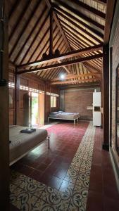 ein großes Zimmer mit zwei Betten und einer Ziegelwand in der Unterkunft Omah Pugeran Arsanta Jogjakarta in Timuran