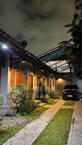 ein Auto, das nachts vor einem Haus parkt in der Unterkunft Omah Pugeran Arsanta Jogjakarta in Timuran