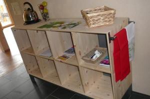 un armario de madera con estanterías en una habitación en Hof Quadra, en Flerden 10 fotos más