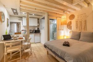 a bedroom with a bed and a desk and a kitchen at Blois hypercentre, calme, charme avec terrasse in Blois
