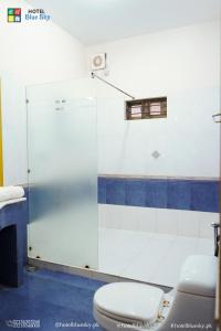 un bagno con doccia e WC di Blue Sky Hotel Clifton 2 a Karachi Altre 52 foto