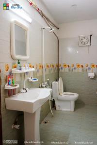 un bagno con lavandino e WC di Blue Sky Hotel Clifton 2 a Karachi