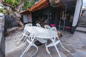a white table and chairs on a patio at Luxuriöses Haus Der Leidenschaft in Machico
