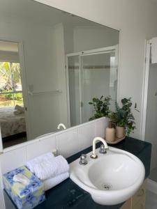 Phòng tắm tại Spacious Home Near Theme Parks