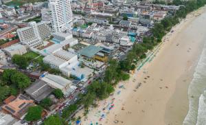 - une vue aérienne sur la plage et les bâtiments dans l'établissement Patong Beach Hotel by See2Sea, à Patong Beach