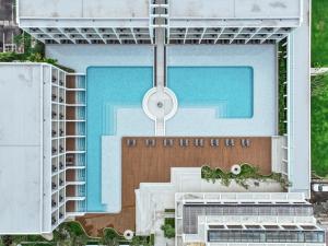 - une vue aérienne sur un bâtiment avec piscine dans l'établissement Patong Beach Hotel by See2Sea, à Patong Beach