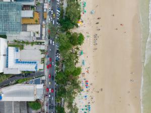 - une vue sur la plage avec un groupe de personnes dans l'établissement Patong Beach Hotel by See2Sea, à Patong Beach 43 autres photos