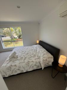 Giường trong phòng chung tại Spacious Home Near Theme Parks