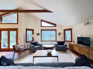 un salon avec un canapé et une télévision dans l'établissement Dragonfly Pond - Dog-friendly, Private, Peaceful, à Dolphin