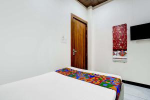 Ένα ή περισσότερα κρεβάτια σε δωμάτιο στο FabHotel Mahak Palace +23 φωτογραφίες