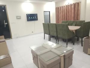 TV a/nebo společenská místnost v ubytování 1-Bedroom Apartment