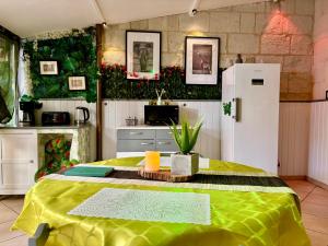 eine Küche mit einem Bett und einem Kühlschrank in der Unterkunft Un Mirage Tropical - Bulles , Spa & Détente en Bord de Loire in Saint-Clément-des-Levées