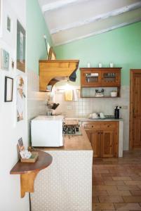 uma cozinha com armários de madeira e uma bancada em Calmancino delle Selve em Urbino