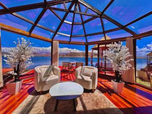 普诺乌洛浅塔尼山林小屋的客房享有水景,配有桌椅。