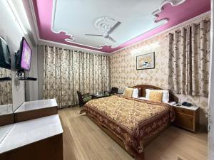 Ένα ή περισσότερα κρεβάτια σε δωμάτιο στο Pure Veg Snow Crest Inn