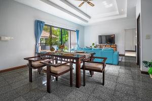 Μια τηλεόραση ή/και κέντρο ψυχαγωγίας στο Santi Lanna pool villa , 3min to Rawai beach