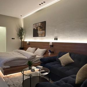 una sala de estar con una cama y un sofá en Afandina Hotel, en Kuwait 16 fotos más