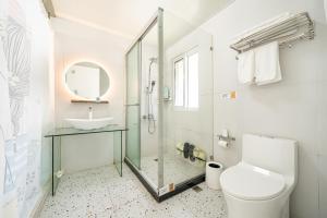 une salle de bain blanche avec un lavabo et des toilettes dans l'établissement Shanghai Star Dream Hotel, à Shanghai