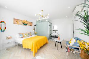 une chambre avec un lit avec une couverture jaune dans l'établissement Shanghai Star Dream Hotel, à Shanghai