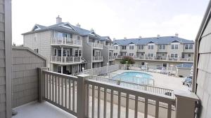 Πισίνα στο ή κοντά στο Beautiful 4 Bedroom Condo With Pool!