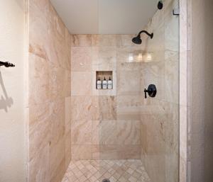 Ένα μπάνιο στο Biltmore Bliss - Pool - Gym - Tennis/Pickle Ball +62 φωτογραφίες