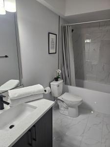 Ένα μπάνιο στο Cozy on Baywater Modern 2 bedroom apartment suite