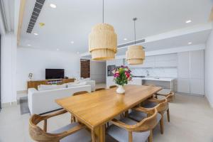 TV a/nebo společenská místnost v ubytování 4-bed beachfront Lux Apartment