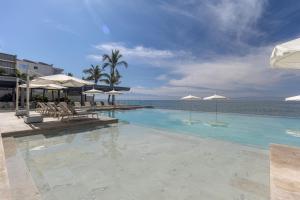 Bazén v ubytování 4-bed beachfront Lux Apartment nebo v jeho okolí + 65 fotografií