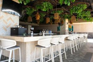 Nápoje v ubytování 4-bed beachfront Lux Apartment