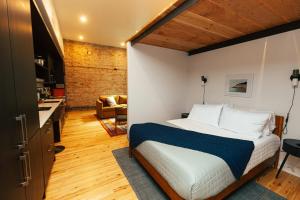 Ένα ή περισσότερα κρεβάτια σε δωμάτιο στο Loft 303 - The William - Atrium - Chic - Walkable