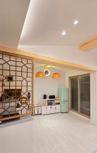 eine Küche mit einem grünen Kühlschrank im Zimmer in der Unterkunft Moonlight Rooftop Retro Game Machine Large Jacuzzi Fire Healing Private Room Accommodation Parking Hanok Village in Jeonju