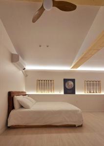 ein Schlafzimmer mit einem Bett mit Deckenventilator in der Unterkunft Moonlight Rooftop Retro Game Machine Large Jacuzzi Fire Healing Private Room Accommodation Parking Hanok Village in Jeonju + 77 Fotos