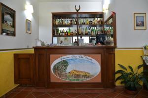 Bioagriturismo Sant'Elia酒吧或休息區