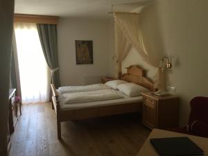 サン・カッシアーノにあるLüch Da Pćëiのベッドルーム(ベッド1台、窓付)