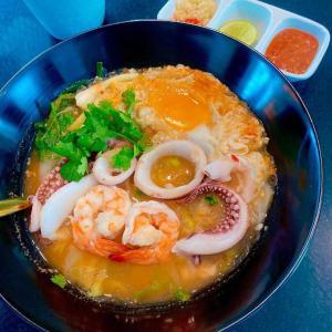 a bowl of food with shrimp and other vegetables at Cheuang Vanavong 2 in Ban Phôn Khéng