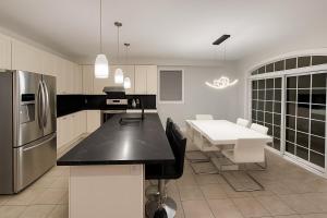 Kuchyň nebo kuchyňský kout v ubytování Home in Brampton