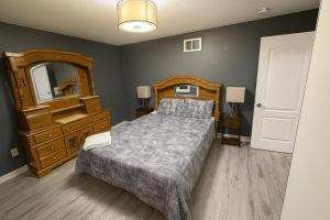 Postel nebo postele na pokoji v ubytování Home in Brampton + 3 fotografie