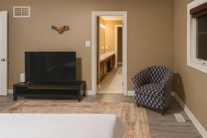 TV a/nebo společenská místnost v ubytování Home in Brampton
