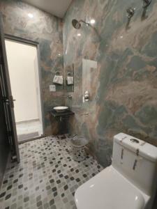 Ένα μπάνιο στο Hotel Divaa inn