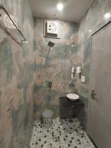 Ένα μπάνιο στο Hotel Divaa inn