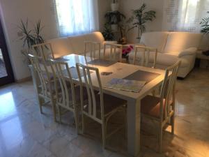 - un salon avec une table et des chaises dans l'établissement B&B Villa Inn, à Trieste