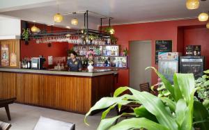 暹粒Indra Angkor Residence的站在餐厅酒吧的女人