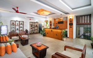 暹粒Indra Angkor Residence的客厅里摆满了家具，房间里有一个男人。 更多95张照片