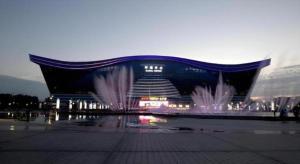 ein großes Gebäude mit einem Brunnen davor in der Unterkunft 7Days Premium Chengdu New Century Global Centre New Exhibiton Branch in Chengdu