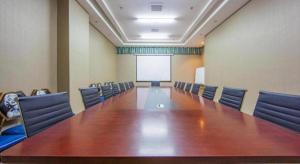 ein großer Konferenzraum mit einem langen Tisch und Stühlen in der Unterkunft Xana Lite Hotel Tianjin National Exhibition Center Jinnan University Town in Tianjin