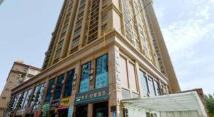 ein hohes Gebäude mit vielen Fenstern in der Unterkunft Xana Lite Korla Shihua Avenue Longquehe in Korla