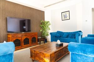 Televiisor ja/või meelelahutuskeskus majutusasutuses Luxury 5BR Villa with Private Pool & Lagoon Views