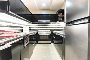 Köök või kööginurk majutusasutuses Luxury 5BR Villa with Private Pool & Lagoon Views